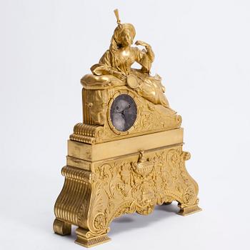 BORDSPENDYL, förgylld brons, L. Hennert, Frankrike, ca 1830.