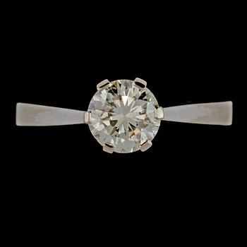 RING, 18k vitguld med briljantslipad diamant, 0.88 ct, Åkes Guldsmide, Göteborg, 1972. Vikt 3 g.