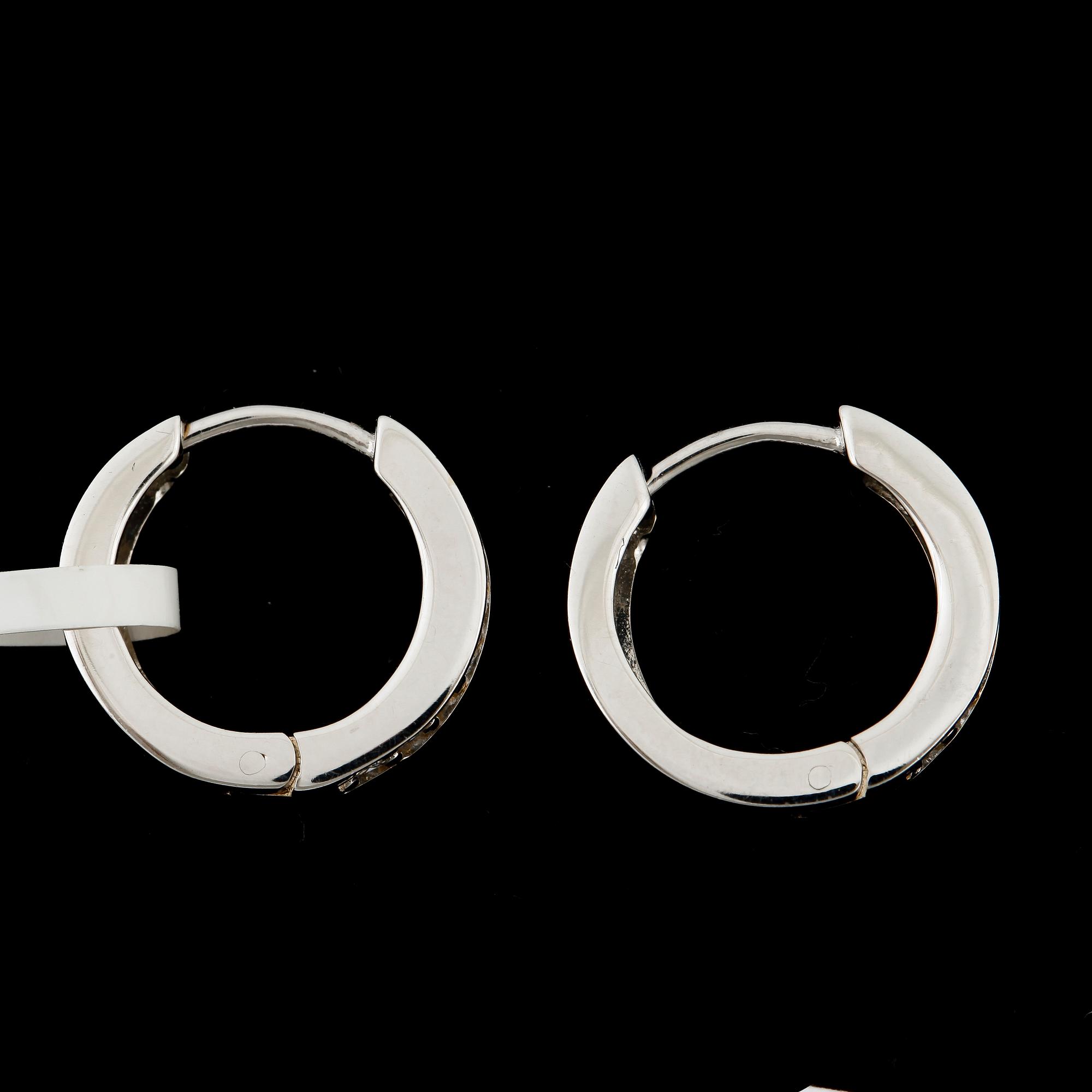 ÖRHÄNGEN, ett par, 14k vitguld med briljantslipade diamanter tot ca0,25ct. Vikt 2,9g.