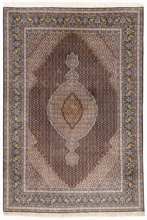 Matta, Täbris part silk, s.k. Mahi, ca 300 x 205 cm.