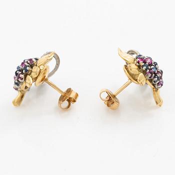 Ett par örhängen 18K guld med åttkantslipade diamanter samt safirer.