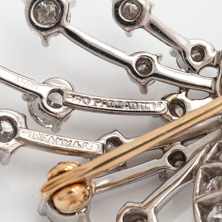 Tiffany & Co, A palladium brooch with brilliant- and baguette cut diamonds.