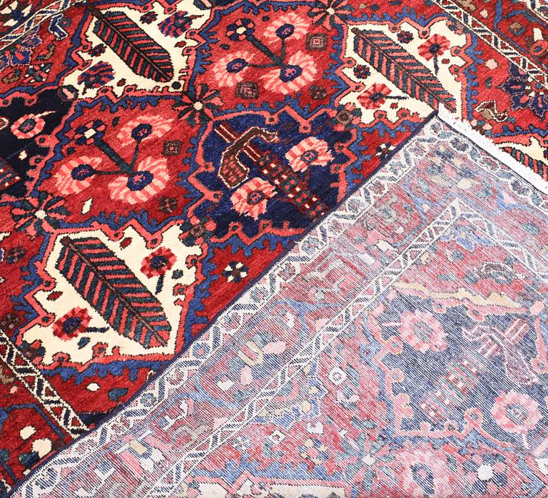 A semi-antique Bakhtiari rug, approx. 206 x 148 cm.