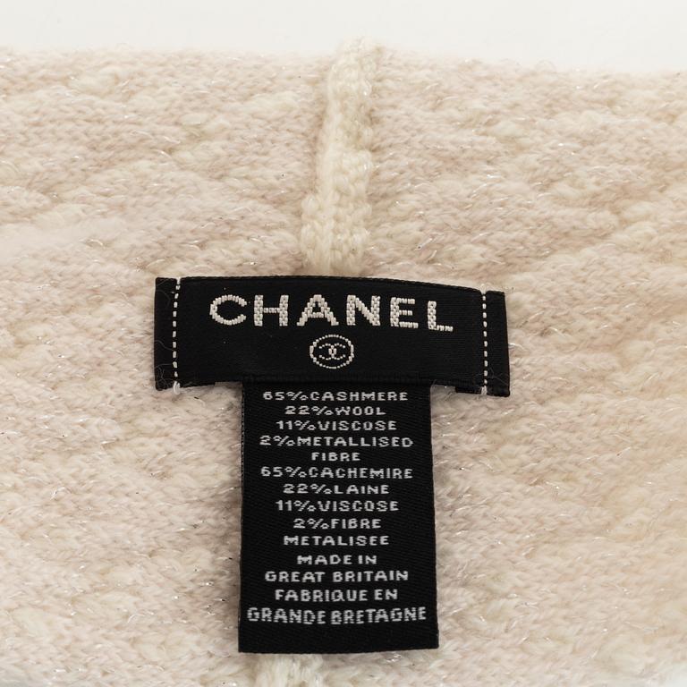 Chanel, a white cashmere and wool headband.