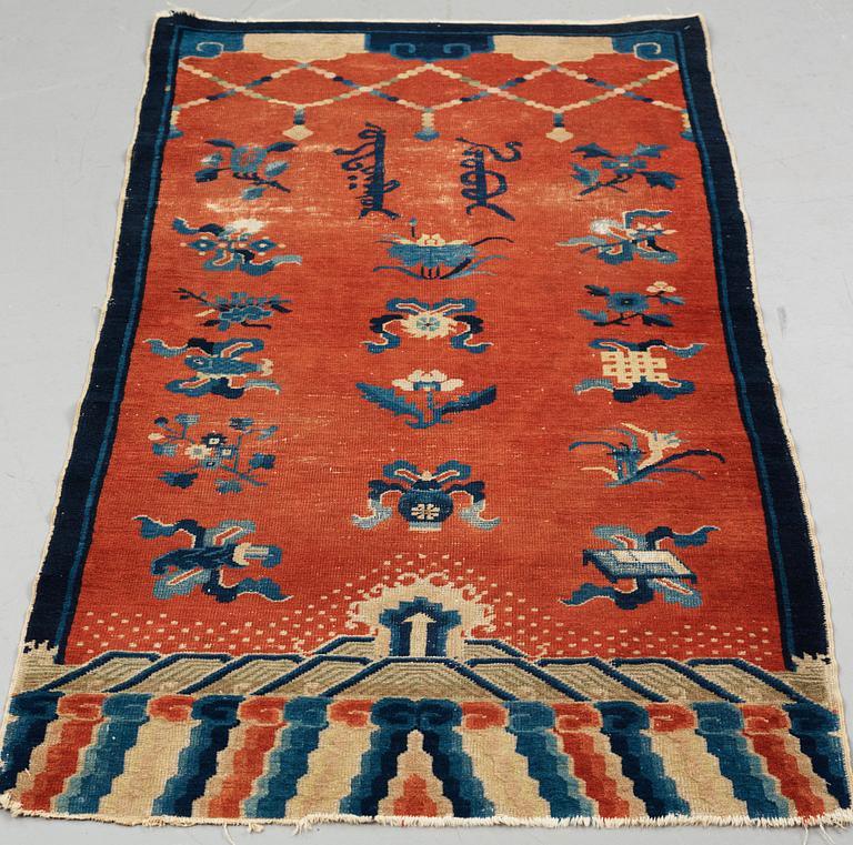 Matto, a pillar rug, an antique Chinese, late Qing dynasty, around 1900, ca 178-180,5 x 92-93,5 cm.