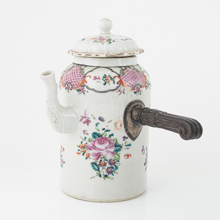 A Famille rose coffee pot and four plates, China, Qianlong (1736-95).