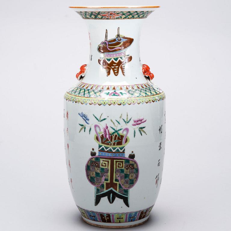 GOLVVAS, porslin, Kina 1900-tal.