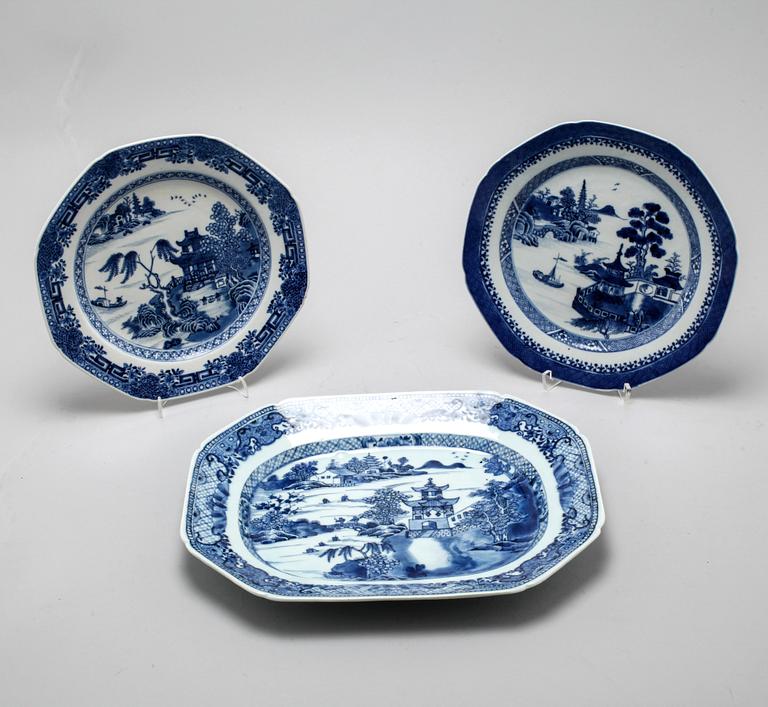 A chinese blue and white serving dish and two plates, 18th century and from the around year 1800.
