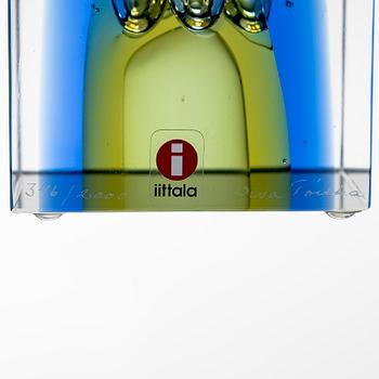 Oiva Toikka, an annual glass cube, signed Oiva Toikka Nuutajärvi 2007, 346/2000.