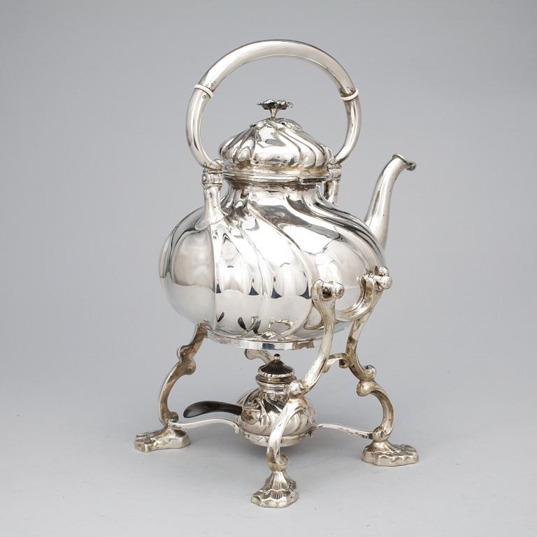 TÉKANNA PÅ RECHAUD, silver, rokokostil Christian F. Heise, Danmark. 1917. Totalvikt 1517 gram.