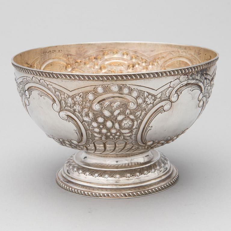 A silver punch bowl, John Round, Sheffield 1896.