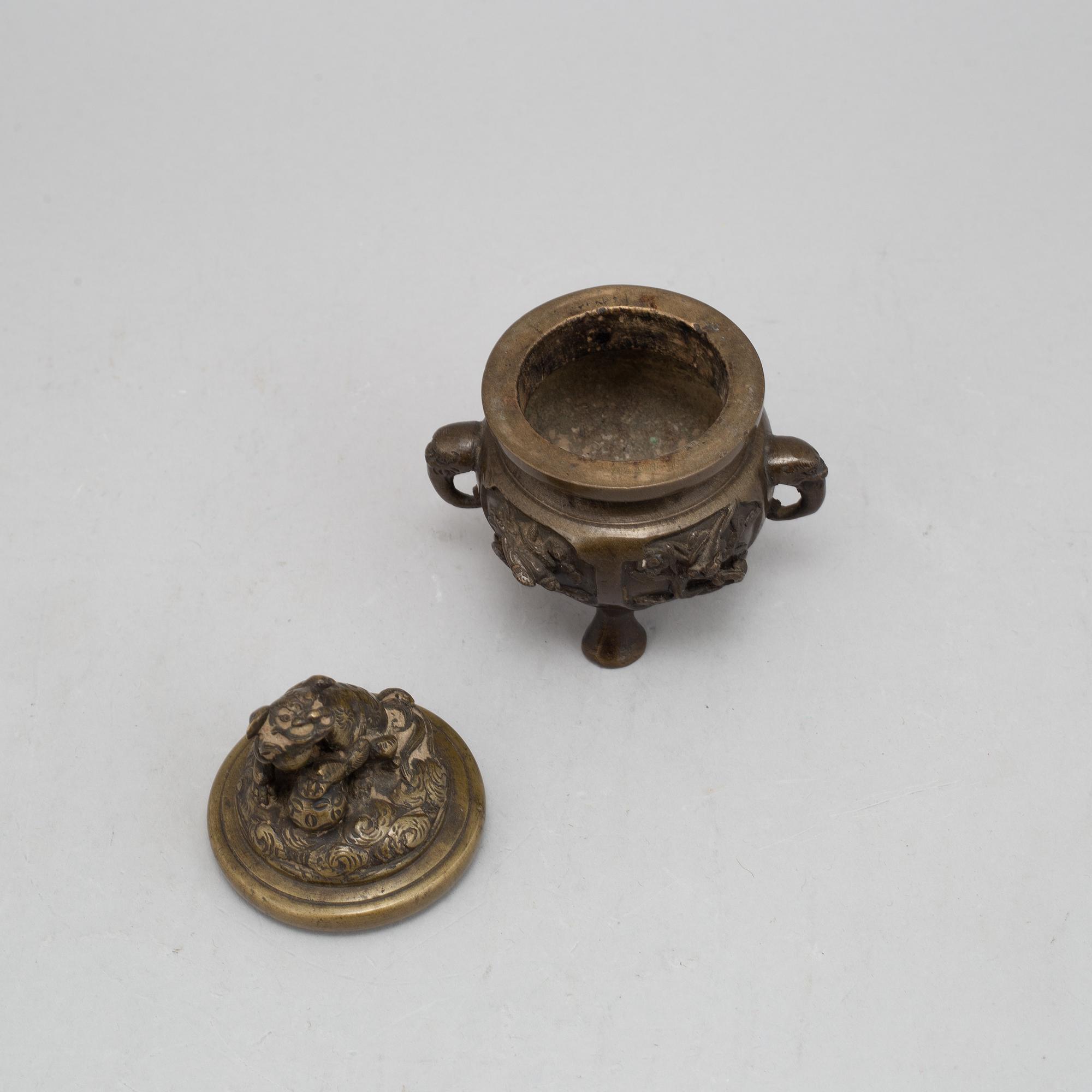A Chinese bronze censer with lid, Qing dynasty, 19th century.