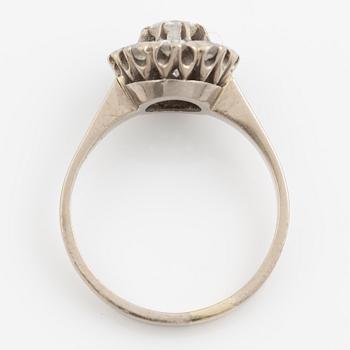 Ring, carmosé, i form av blombukett, 18K vitguld med briljantslipade diamanter.