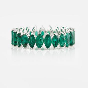 RING, 18K vitguld med navetteslipade smaragder ca 3.01 ct. Vikt 2,2 gram.