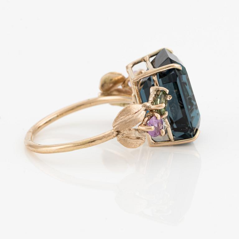 Ring, cocktailring, med stor blå topas, rosa och gröna turmaliner och briljantslipade diamanter.