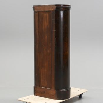 KOLONNSKÅP, bonad björk. 1920-30-tal.