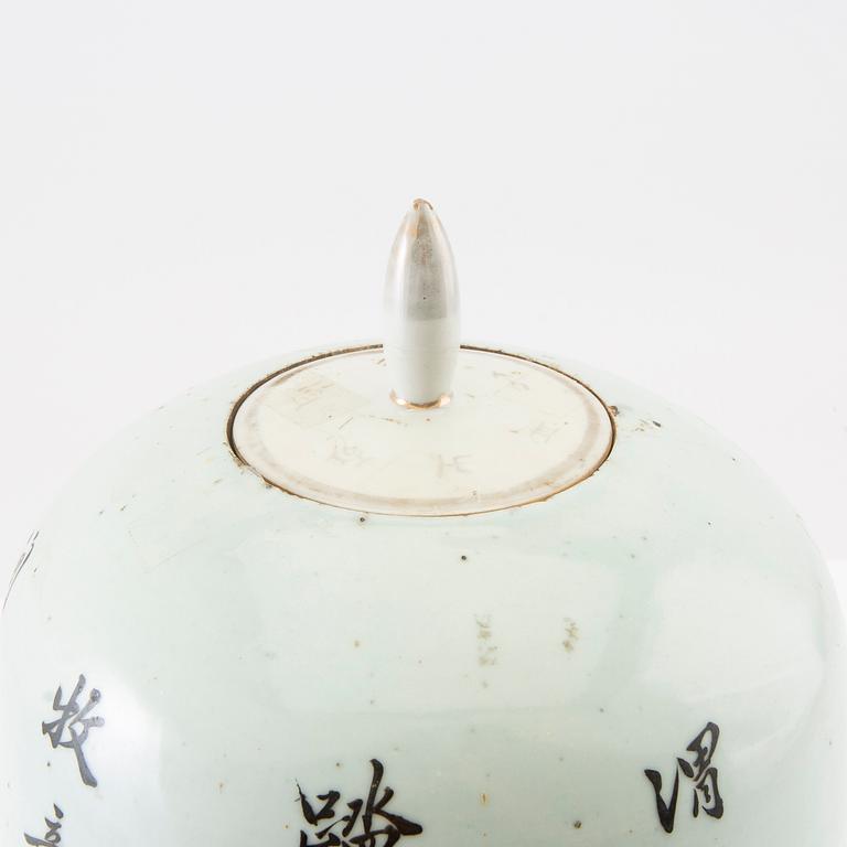 A Chinese jar with cover, 20th century.