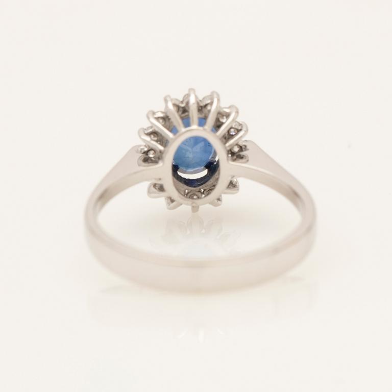 Ring, 18k vitguld med safir och diamanter.