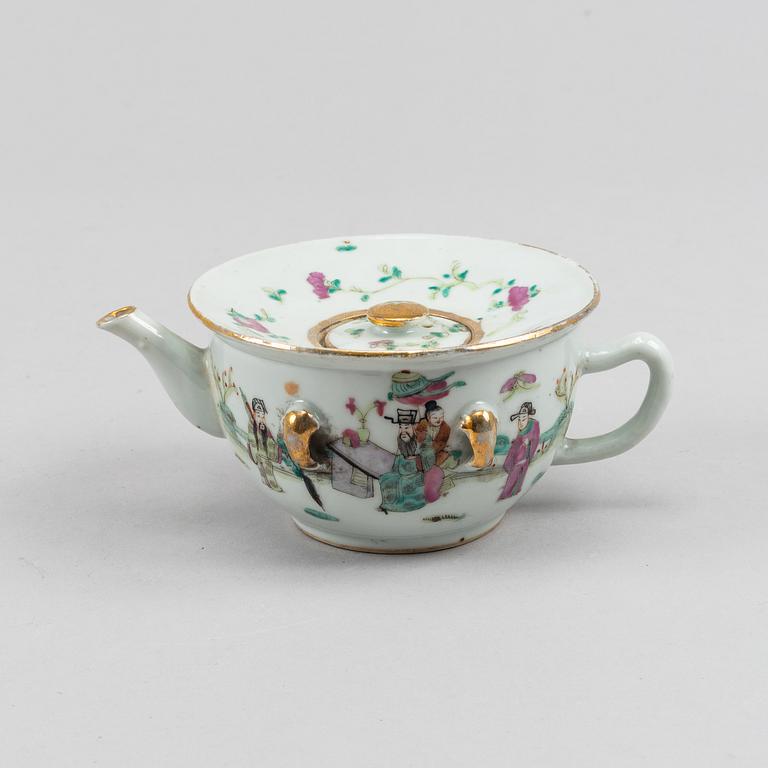 Tekannor, två stycken, porslin. Qingdynastin, omkring 1900.
