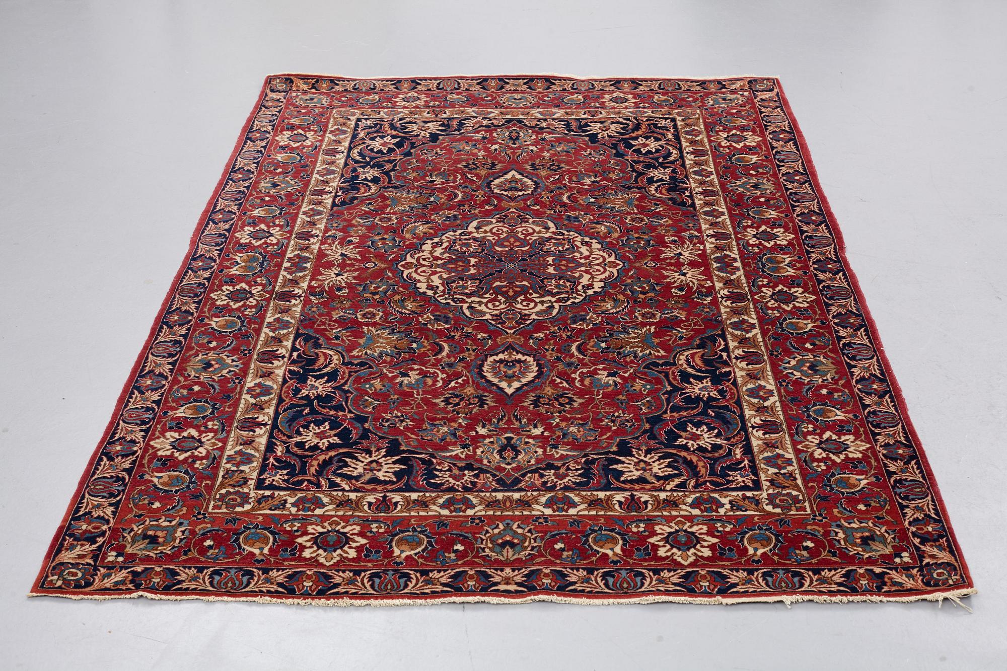 A RUG, a semi-antique Esfahan, ca 213,5 x 143,5-146,5 cm.