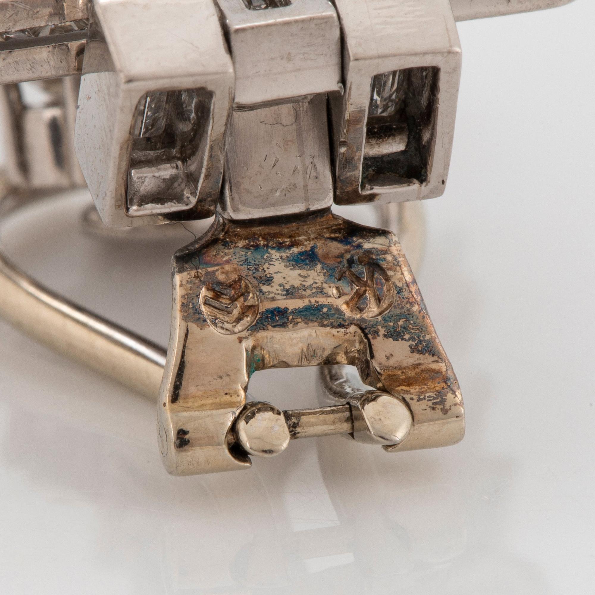 Ett par örhängen med runda briljant- och baguetteslipade diamanter.