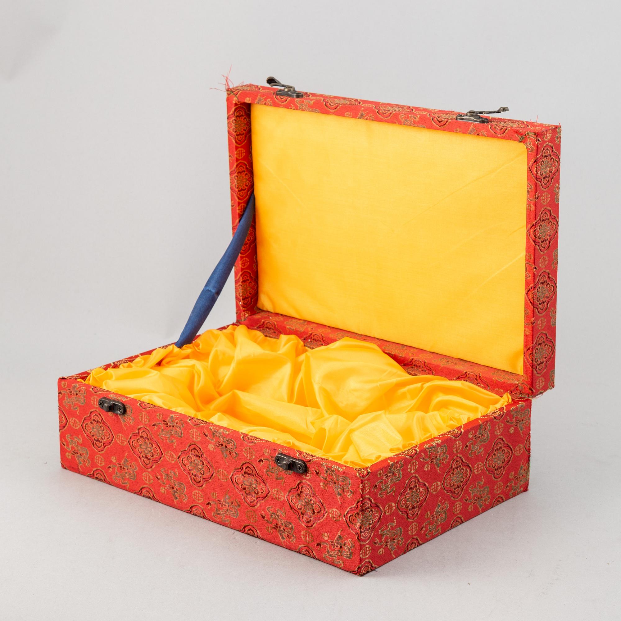 Lådor, fem stycken, tygklädda. Kina.