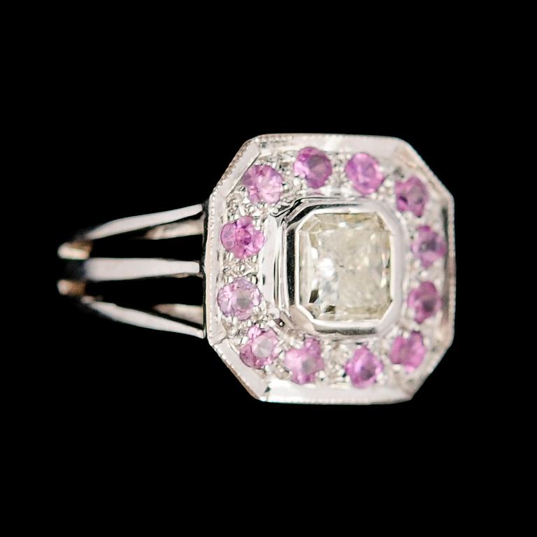 RING, 18 k, med champagnefärgad diamant 0.50 ct och safirer.