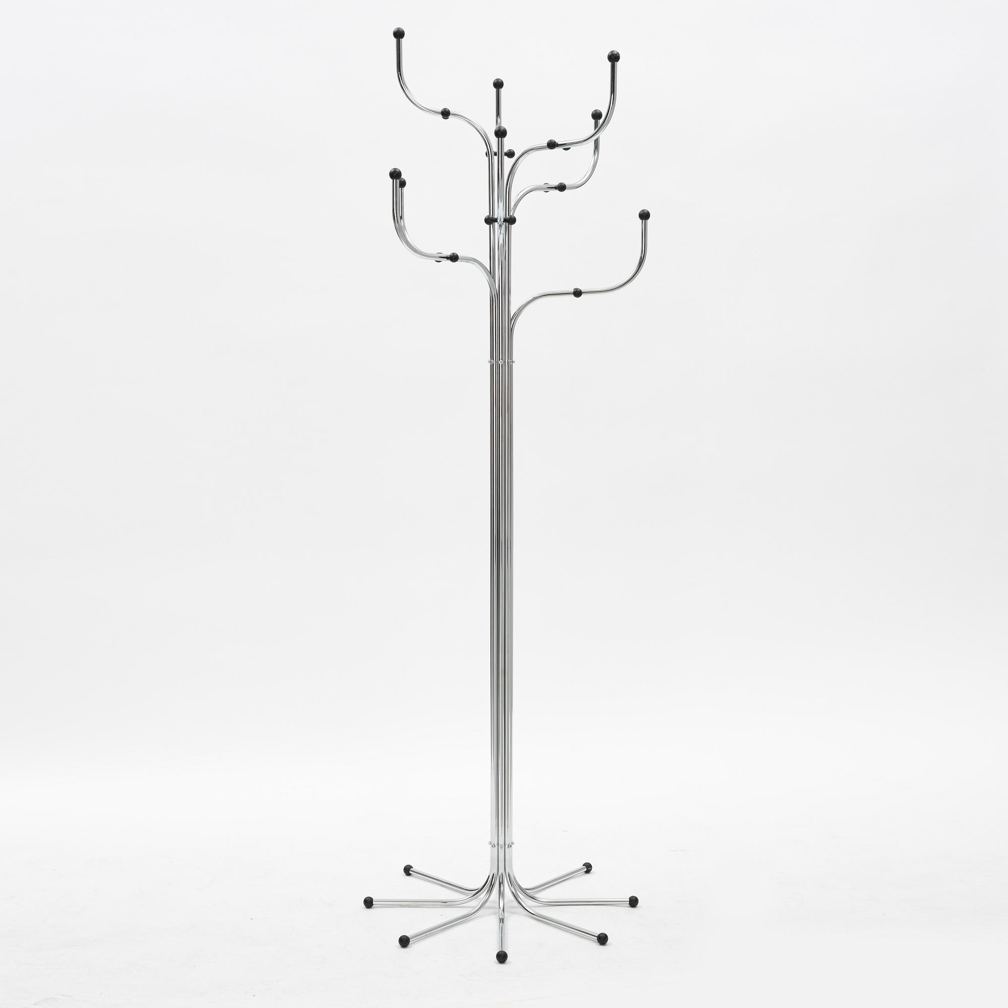 Sidse Werner, tamburmajor, "Coat Tree", Fritz Hansen, Danmark.