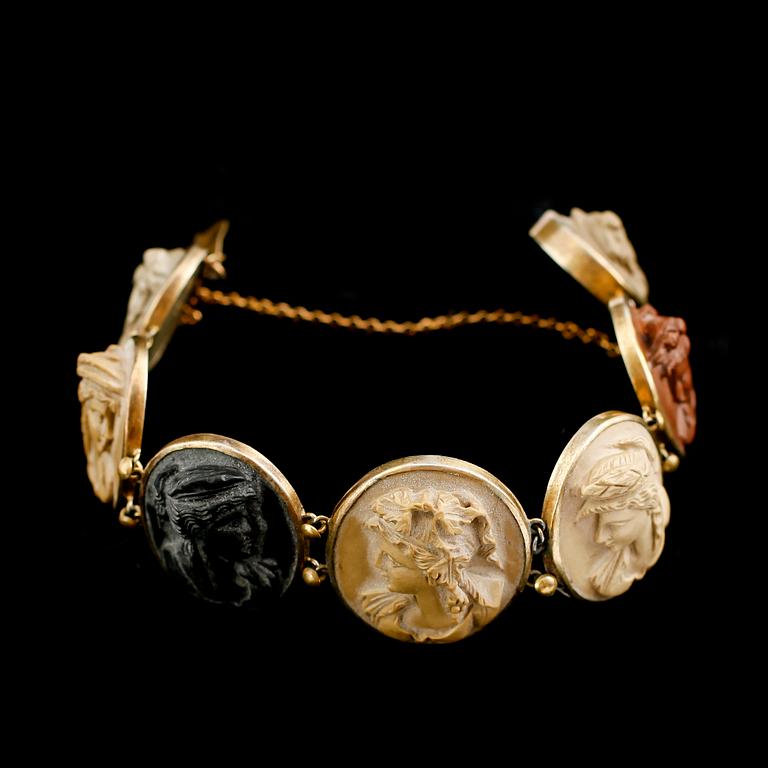 ARMBAND, lava och gulmetall, 1800-talets andra hälft.