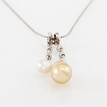 Hängsmycke, 18K vitguld med pärlor med diamanter.