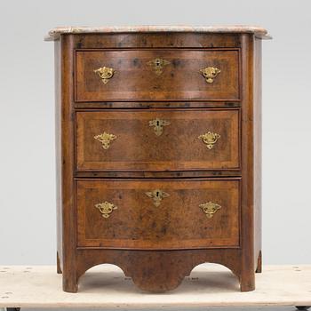 A ca 1900 chest of drawers.