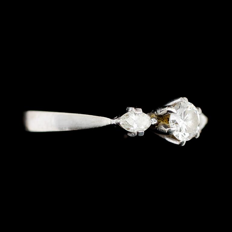 RING, 18 k vitguld med 3 briljanter ca 0.40 ct. Total vikt ca 3 gram.