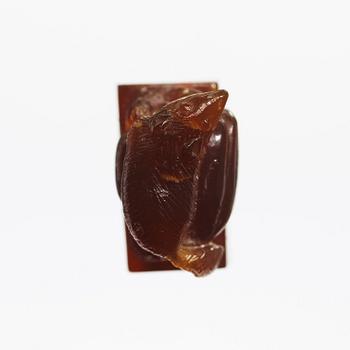 An amber figurine of a rat with pumpkin, Qing dynasty (1644-1912).