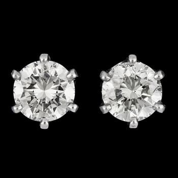 1197. A pair of brilliant cut diamond studs, tot. app. 1. cts.