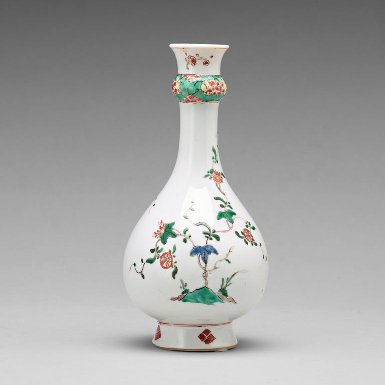 VAS, porslin. Qing dynastin, Kangxi (1662-1722).