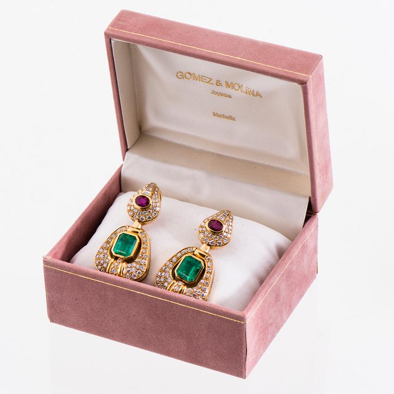 A PAIR OF EARRINGS, facetted emeralds and rubies, diamonds, 18K gold. Gomez & Molina, Spain.