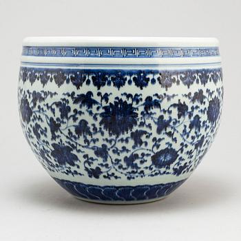 A blue and white pot and vase, Qing dynasty, late 19th century.