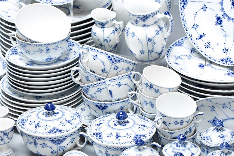 MAT- TE- och KAFFESERVIS, c:a 60 delar, porslin,  "Musselmalet", Royal Copenhagen.