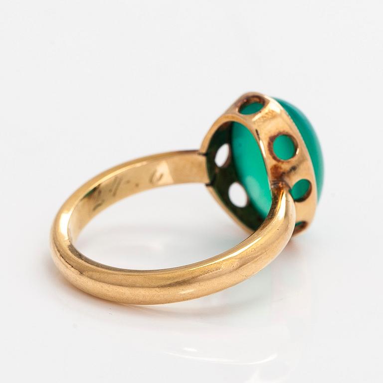 Ring, cabochon cut chrysoprase, 18K gold.
