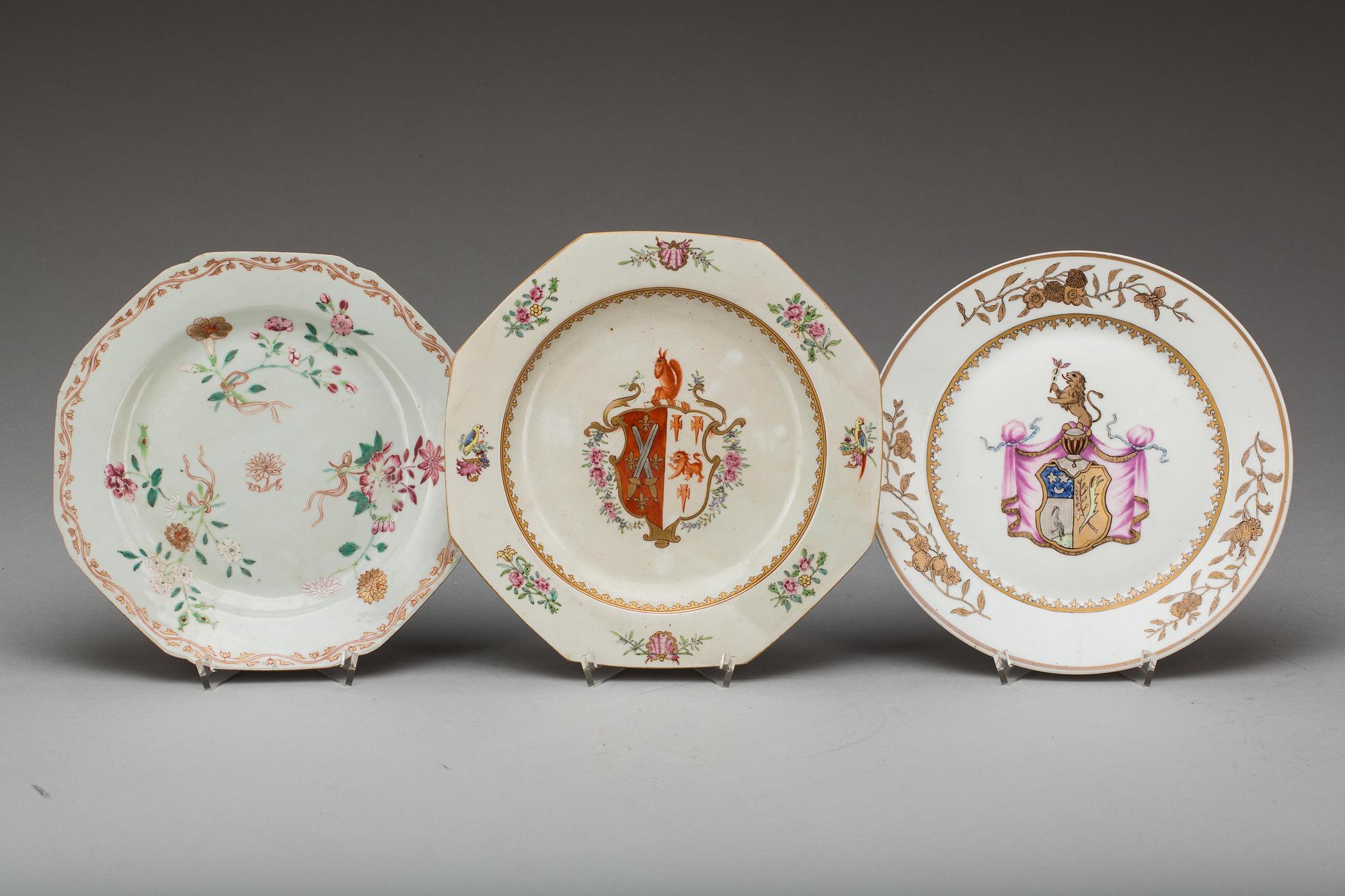 TALLRIKAR, 1+2, porslin. Kina, Qianlong(1736-1795) resp. Samson.