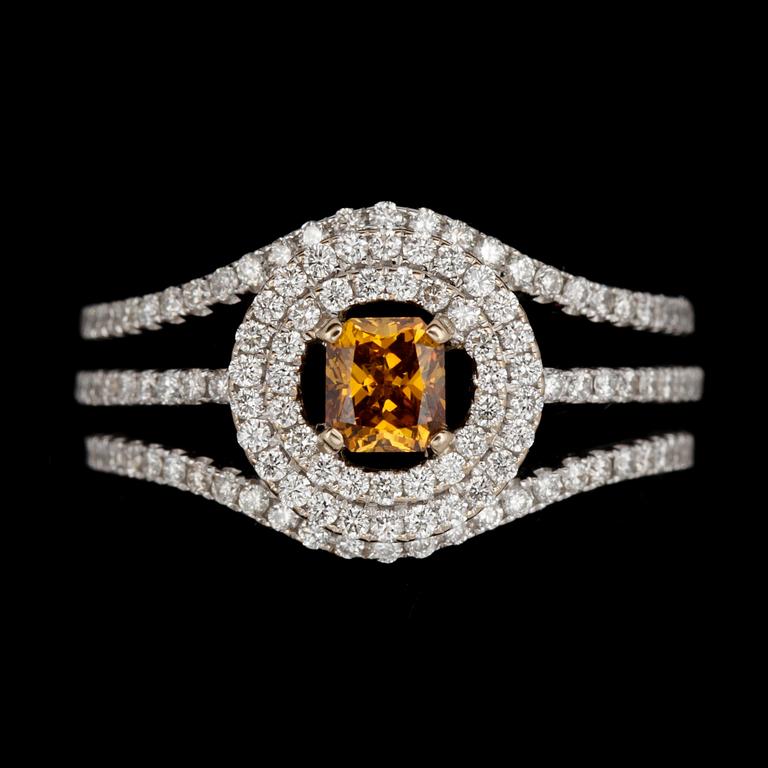 A fancy orangy-brown, 0.44 cts, and brilliant cut diamond ring, tot. 1.26 cts.