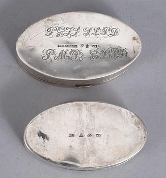 SNUSDOSOR, 2 st, silver, August W. Ahnström resp Johan F. Löfgren, Växjö 1848 resp Karlskrona 1851. Tot ca 77 gram.
