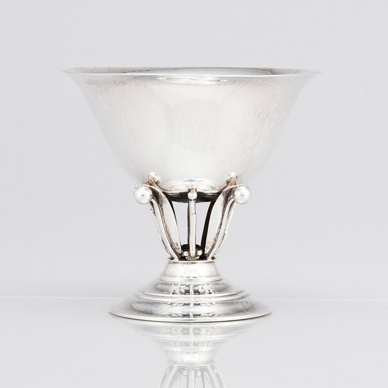 Johan Rohde, skål på fot, Firma Georg Jensen, Köpenhamn 1933-44, design nr 17A, sterling.