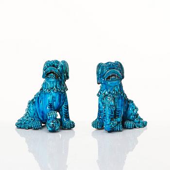 A pair of turquoise glazed porcelain figures of buddhist lions, Qing dynasty 18th/19th Century.