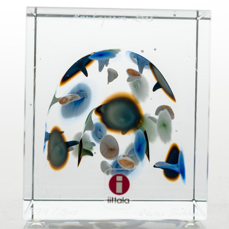 OIVA TOIKKA, An annual glass cube, signed Oiva Toikka Nuutajärvi 2005 and numbered 374/2000.