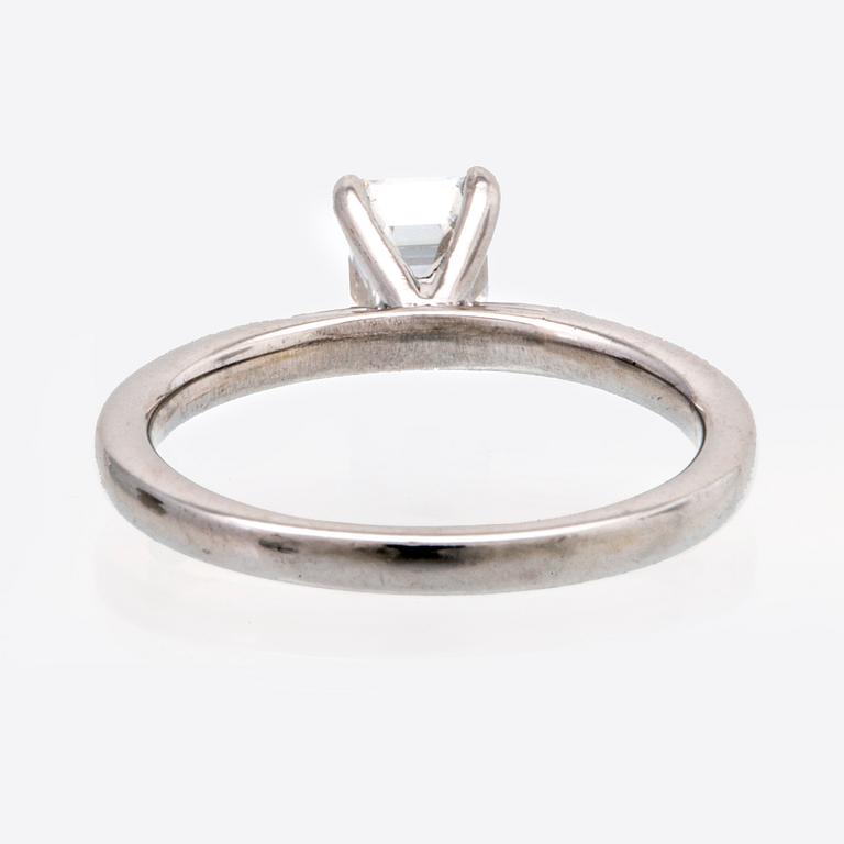 Ring platina med en smaragdslipad diamant 0,73 ct TW (G)/VS2, värderingsintyg Kaplans Stockholm 2020.