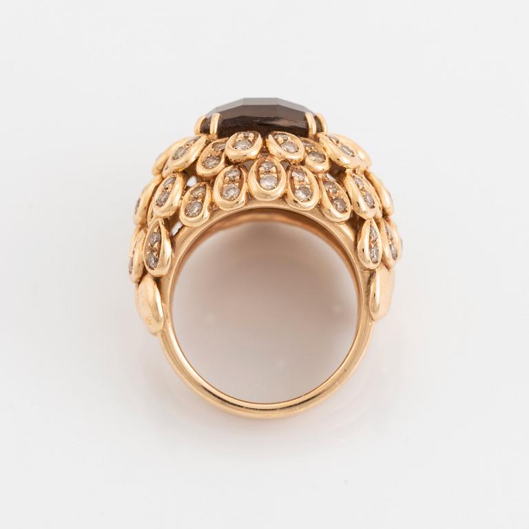 Ring 18K guld med checkerslipad rökkvarts och runda briljantslipade diamanter.