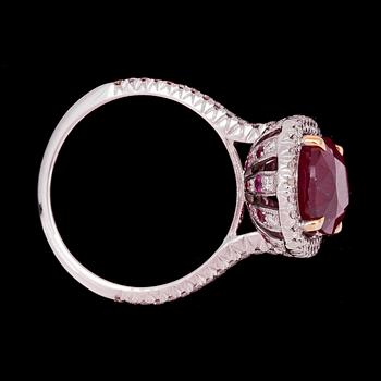 RING, oval fasettslipad rubin, 7.16 ct enl cert GRS, med briljantslipade diamanter.