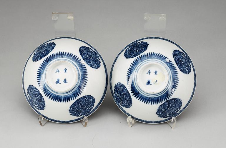 A pair of blue and white bowls, Qing dynasty, Yongzheng (1723-35), with Xuande four character mark.