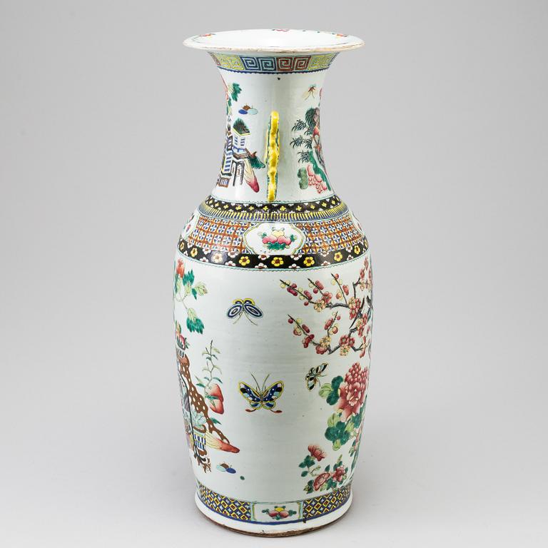 A Chinese porcelain vase, late Qing dynasty, circa 1900.